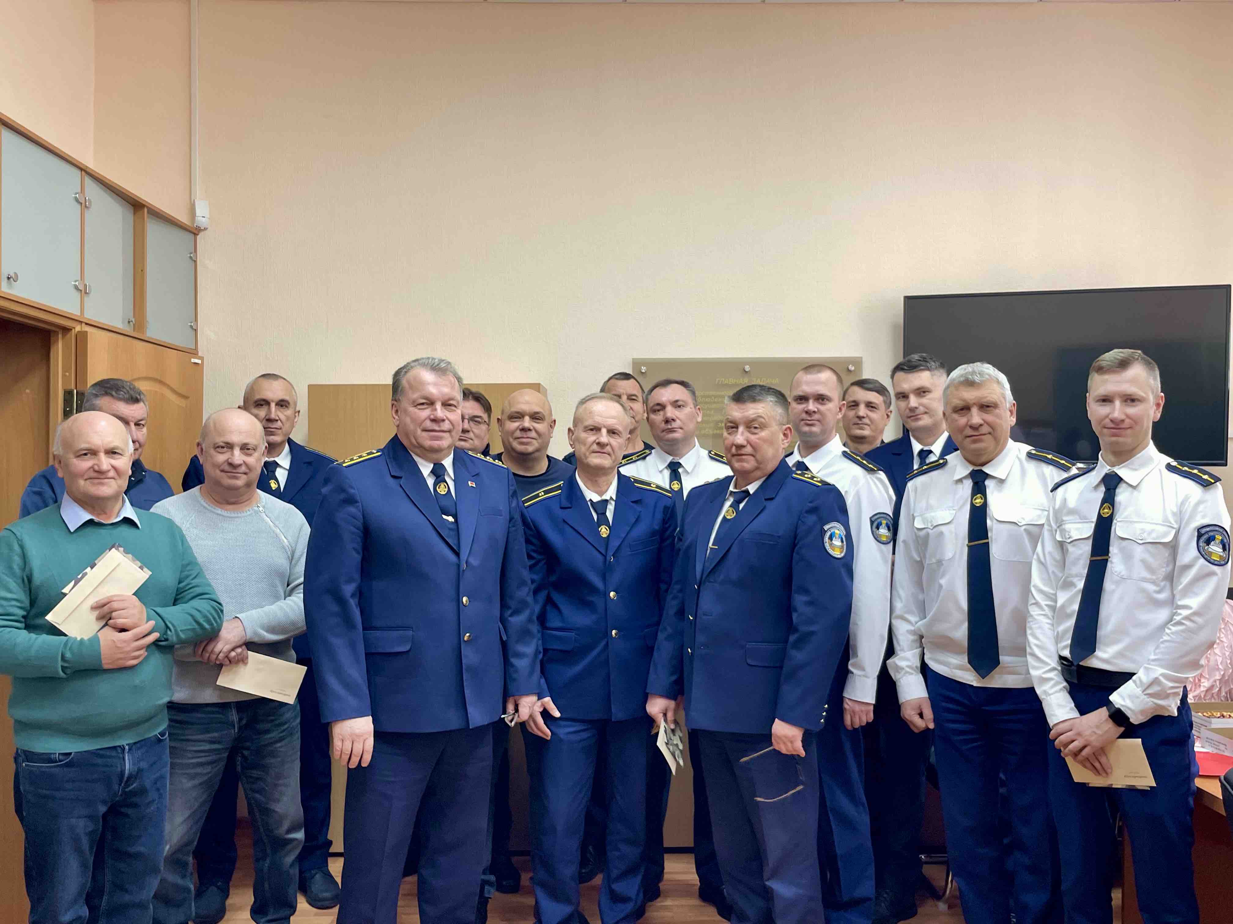 Мужество, честь и сила: в инспекциях Госстройнадзора поздравили коллег с Днём защитников Отечества